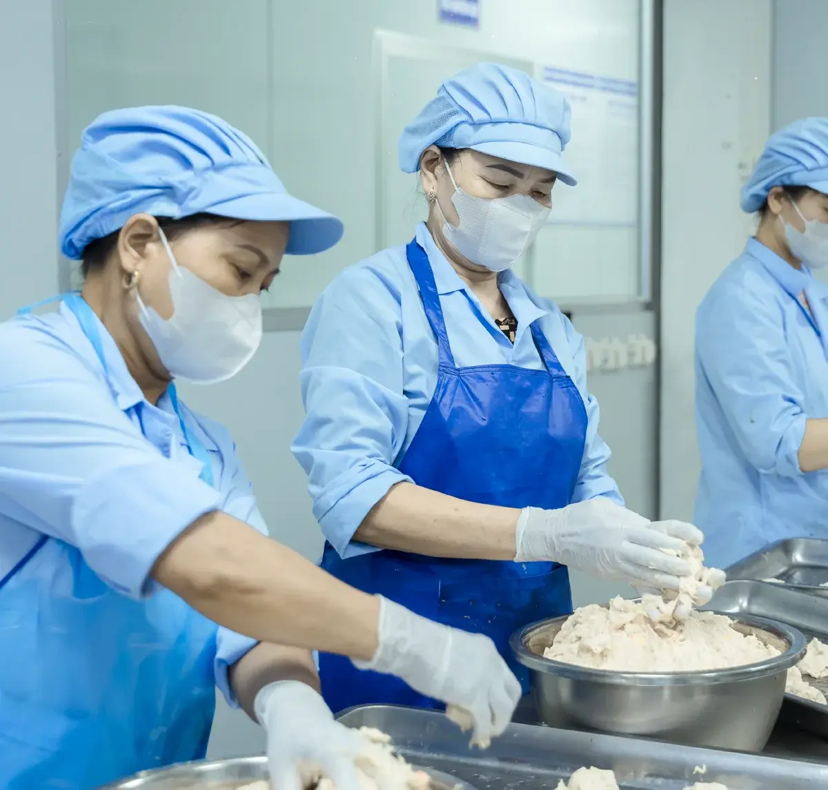 Đội ngũ thao tác tại khu vực sản xuất