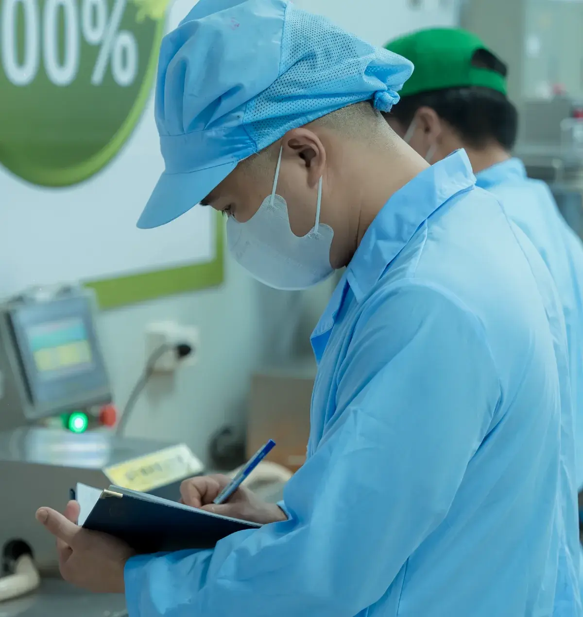 Nhân sự ghi nhận thông tin trong khu vực sản xuất