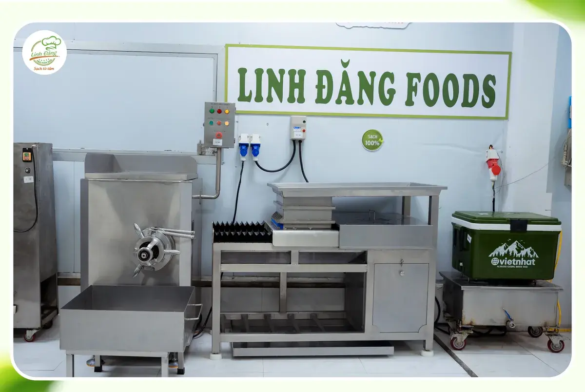 Thiết bị inox trong khu vực chế biến