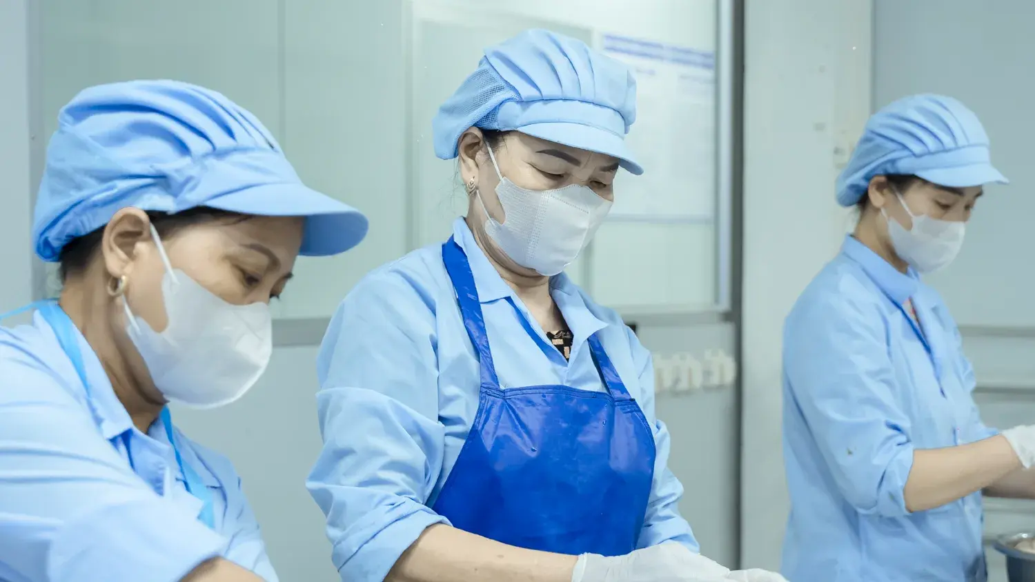 Nhân viên đang thao tác trong khu vực sản xuất